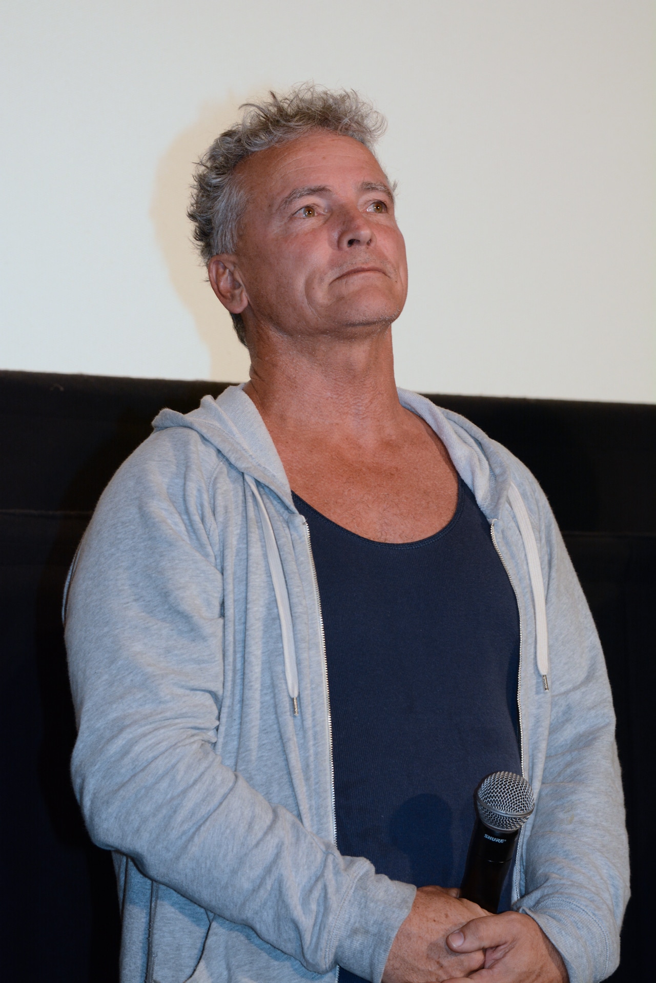 「ご覧の通り我々は生きている」と報告する、ジョニー・ザ・ボーイ役のティム・バーンズ。