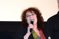 主人公マックスの妻であるジェシー役のジョアン・サミュエル。