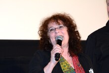 主人公マックスの妻であるジェシー役のジョアン・サミュエル。