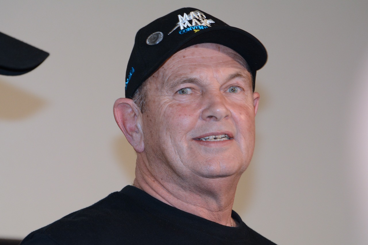 スタントライダーを務めたデイル・ベンチ。