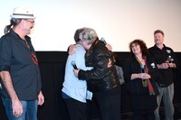 再会のハグを交わすジョージ・ミラーとティム・バーンズ。