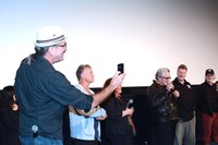 記念すべき再会の様子を写真に収めるポール・ジョンストーン。