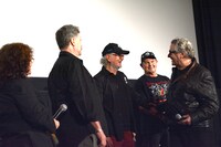 1人ひとりに言葉をかけるジョージ・ミラー。