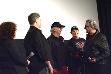 1人ひとりに言葉をかけるジョージ・ミラー。