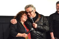 ジョアン・サミュエルに「出演してくれてありがとう」とお礼を述べるジョージ・ミラー。