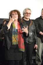 ジェシーがマックスに送るポーズを再現する、ジョアン・サミュエル。