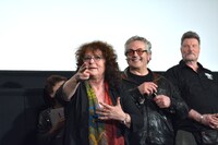 ジェシーがマックスに送るポーズを再現する、ジョアン・サミュエル。