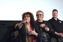 ジェシーがマックスに送るポーズを再現する、ジョアン・サミュエル。