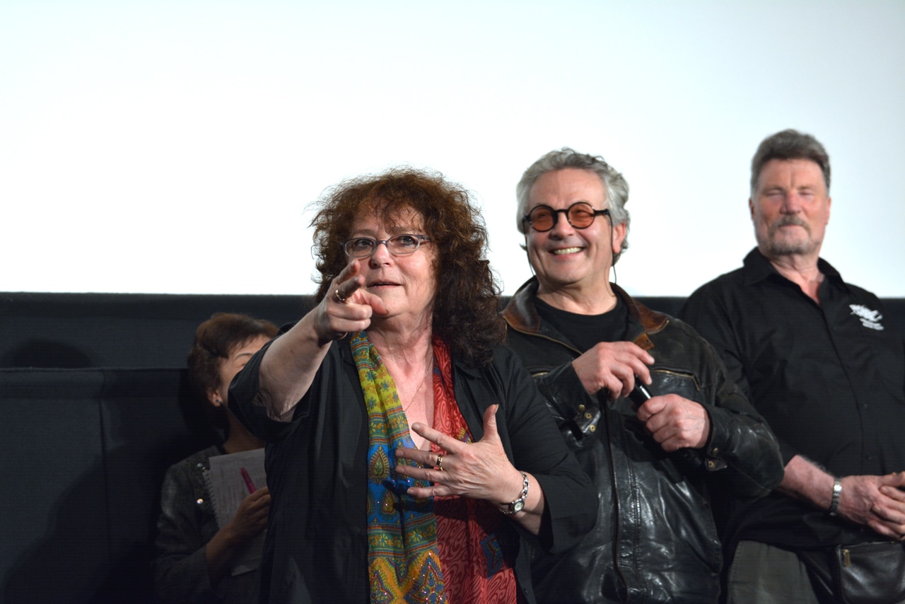 ジェシーがマックスに送るポーズを再現する、ジョアン・サミュエル。