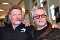 左からヴァーノン・ウェルズ、ジョージ・ミラー。