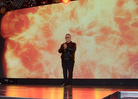 豪華な演出の中登場するジョージ・ミラー。