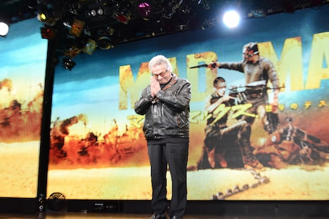 観客と放送を観ているファンに挨拶するジョージ・ミラー。