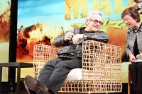 通訳の話に耳を傾けるジョージ・ミラー。