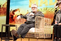 リラックスしながら質問に答えるジョージ・ミラー。