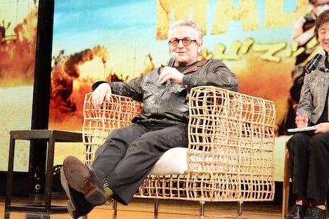 リラックスしながら質問に答えるジョージ・ミラー。