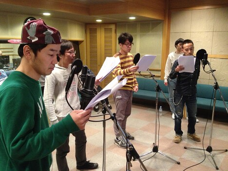 「パロウッド」アフレコ時の様子。左からヨーロッパ企画の土佐和成、中川晴樹、角田貴志、かもめんたるの岩崎う大、後ろに重なってヨーロッパ企画の石田剛太。