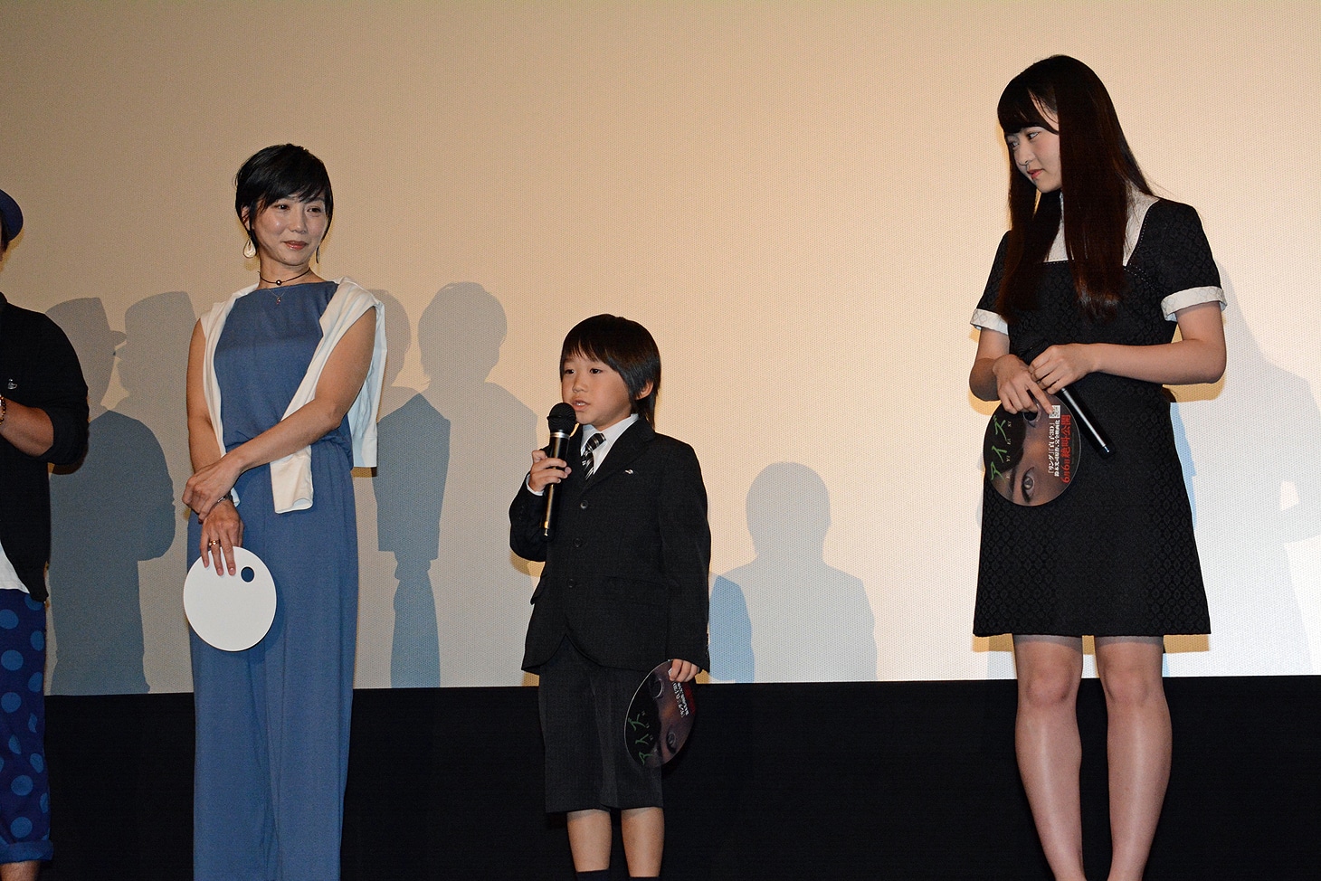 「最初は、万理華ちゃんと、恥ずかしくてしゃべれませんでした」と話す中川慶二と、見守るおぞねせいこ、伊藤万理華。