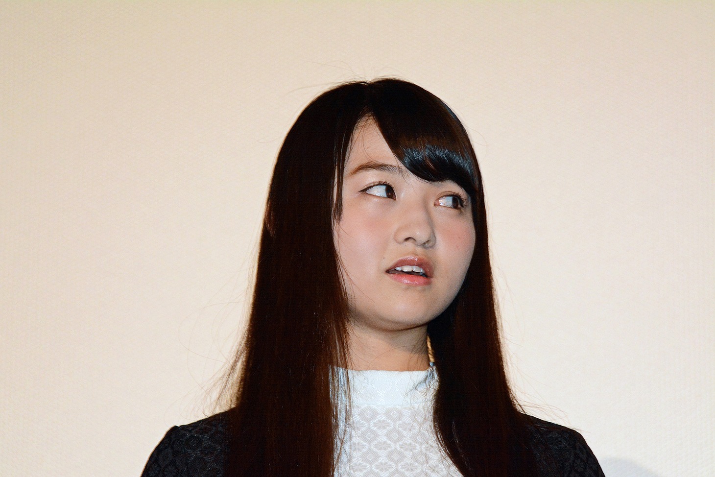 鈴木光司の話におそるおそる耳を傾ける伊藤万理華。