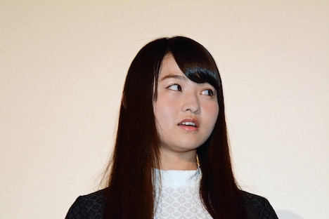 鈴木光司の話におそるおそる耳を傾ける伊藤万理華。