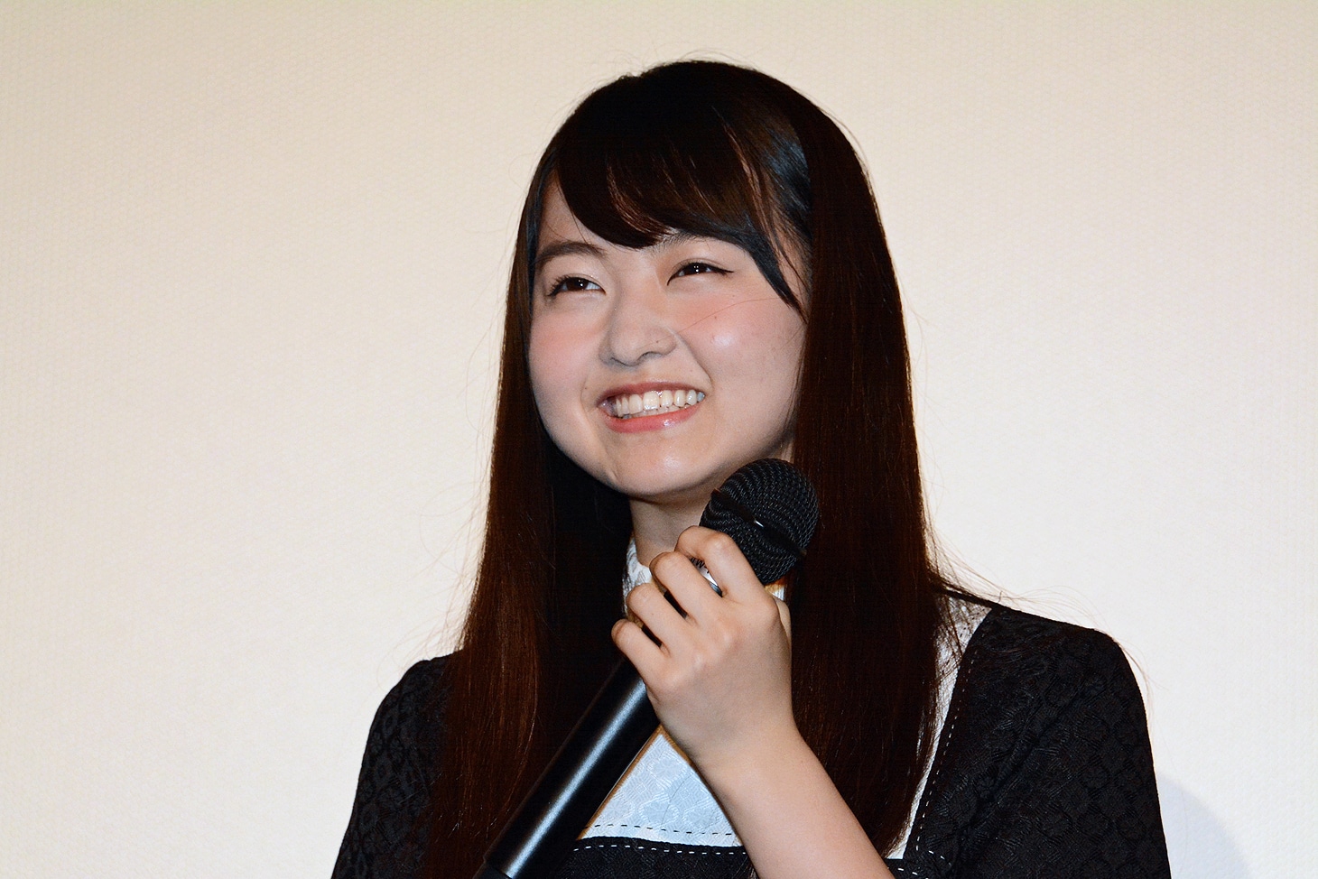 自称“人間パワースポット”の鈴木光司にエールを送られ笑顔になる伊藤万理華。
