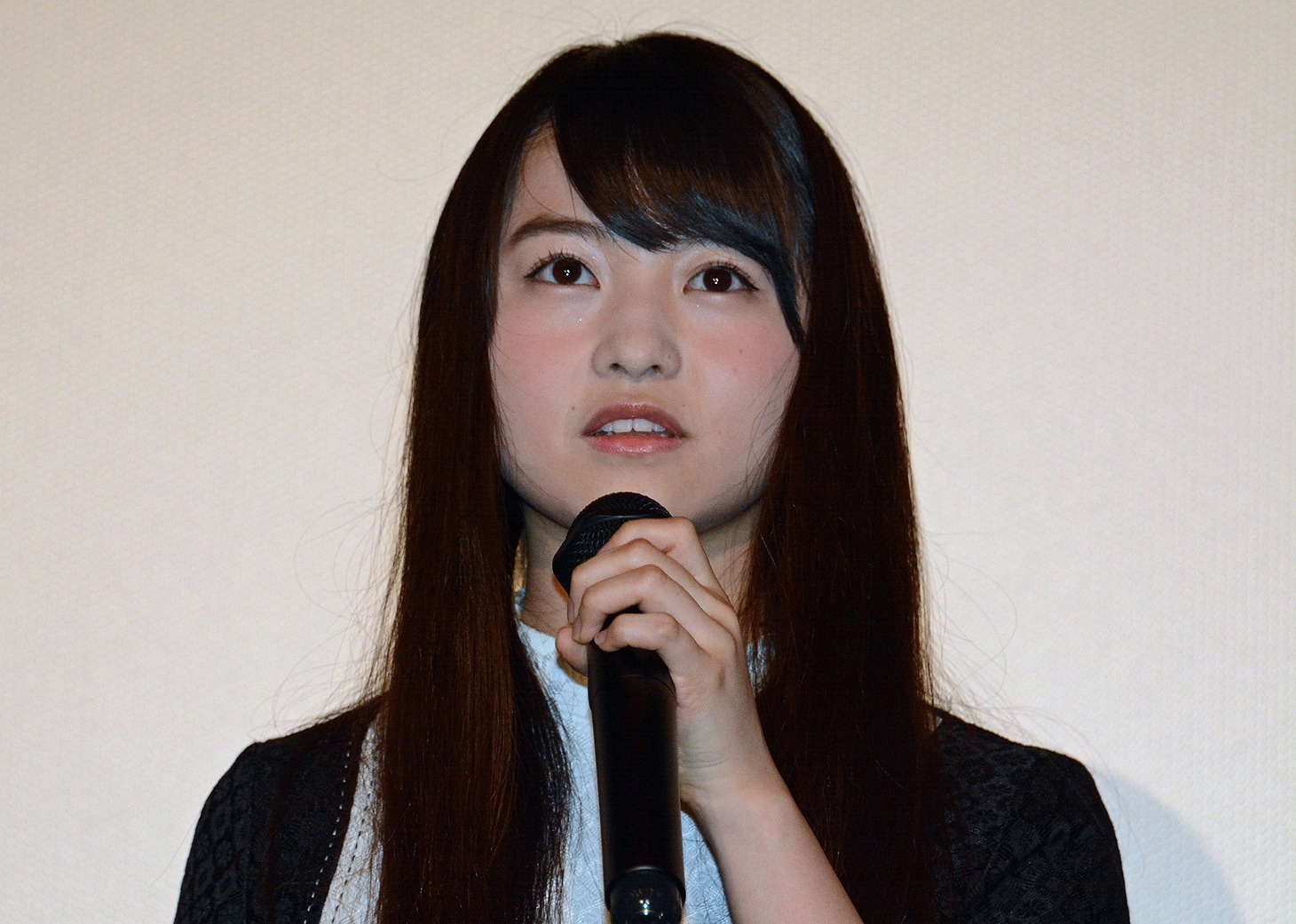 「アイズ」初日舞台挨拶に登壇した乃木坂46の伊藤万理華。