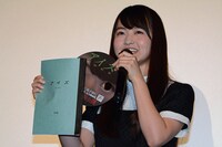 製本された台本を手にうれしそうな伊藤万理華。