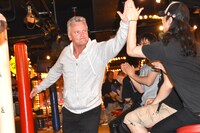 ファンとハイタッチを交わすティム・バーンズ。