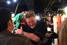 ファンとハグを交わすヴァーノン・ウェルズ。