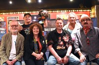 「マッドマックス・コンベンション2015」にて、後列左からデイル・ベンチ、ティム・バーンズ、前列左からヴィンセント・ギル、ジョアン・サミュエル、ヴァーノン・ウェルズ、ポール・ジョンストーン。