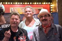 左からヴァーノン・ウェルズ、ティム・バーンズ、ポール・ジョンストーン。