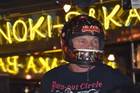 スタントライダーのデイル・ベンチはヘルメットを被る一幕も。