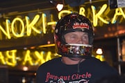 スタントライダーのデイル・ベンチはヘルメットを被る一幕も。