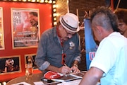 サインするポール・ジョンストーン。