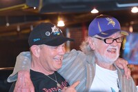 左からデイル・ベンチ、ヴィンセント・ギル。