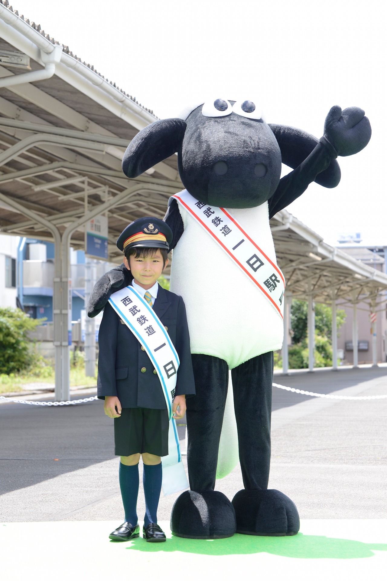 左から加藤憲史郎くん、ショーン。(c)2014 Aardman Animations Limited and Studiocanal S.A.