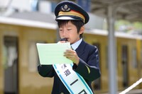 電車出発アナウンスに挑戦する加藤憲史郎くん。(c)2014 Aardman Animations Limited and Studiocanal S.A.