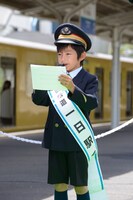 かわいらしいアナウンスで駅構内をほっこりさせる加藤憲史郎くん。(c)2014 Aardman Animations Limited and Studiocanal S.A.