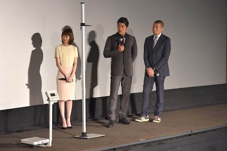 「予告犯」初日舞台挨拶の様子。予告の結果測定のため、身長計や体重計が用意された。