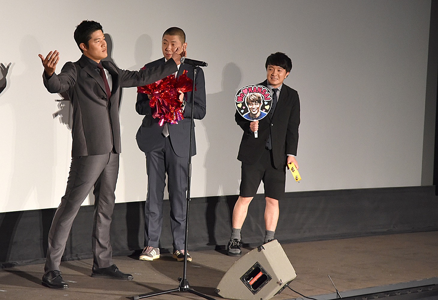 「予告犯」初日舞台挨拶にて、鈴木亮平が「予告犯/Kのテーマ」を披露しているシーン。