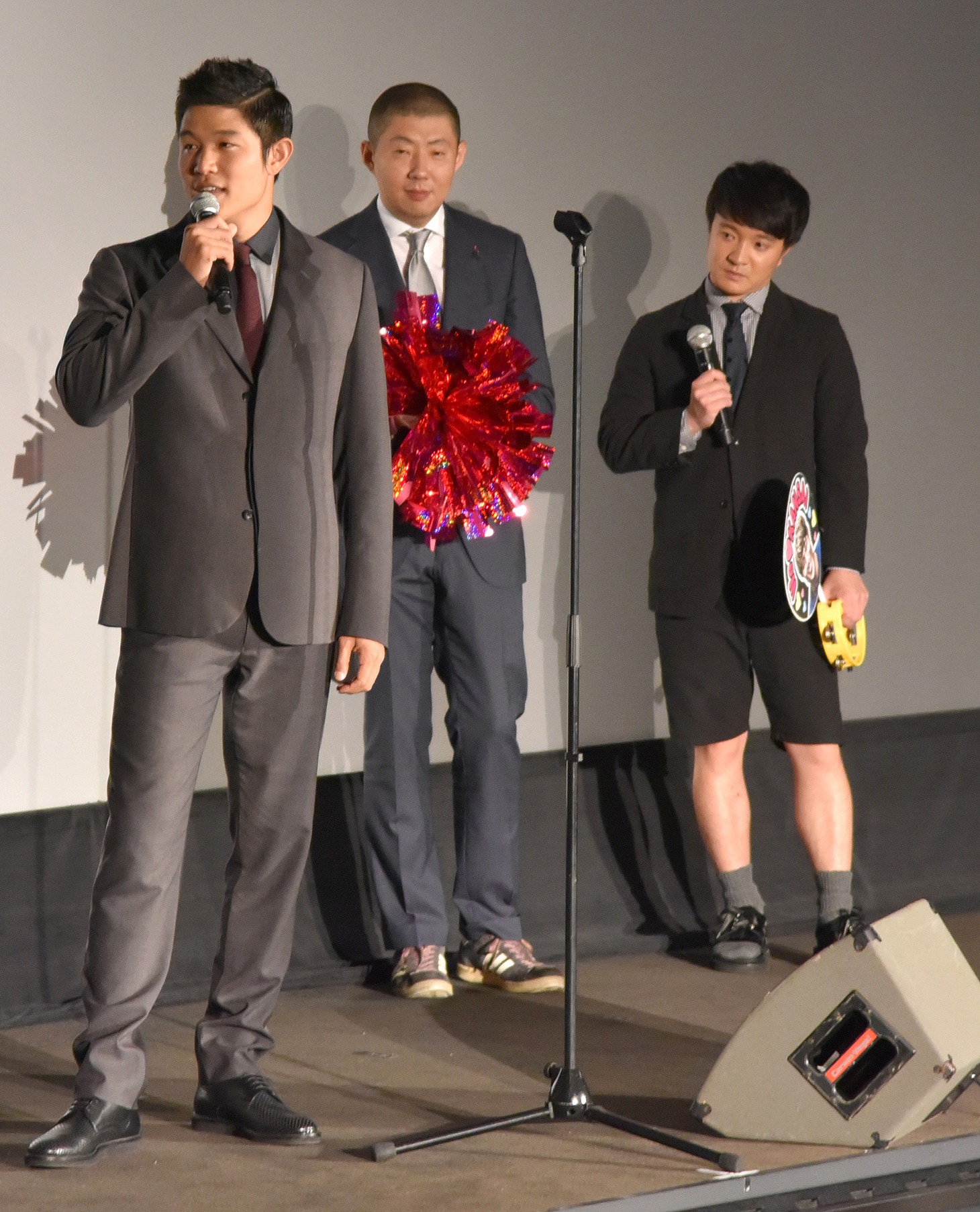 左から鈴木亮平、荒川良々、濱田岳。