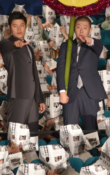 左から鈴木亮平、荒川良々。