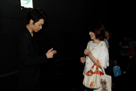 「新宿スワン」大ヒット御礼舞台にて、チケットもぎりをする綾野剛。