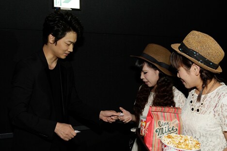 「新宿スワン」大ヒット御礼舞台にて、チケットもぎりをする綾野剛。