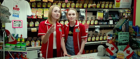 「Mr.タスク」より、左からハーレー・クイン・スミス、リリー・ローズ・デップ。(c)2014 Big Oosik, LLC, and SmodCo Inc. All Rights Resereved.