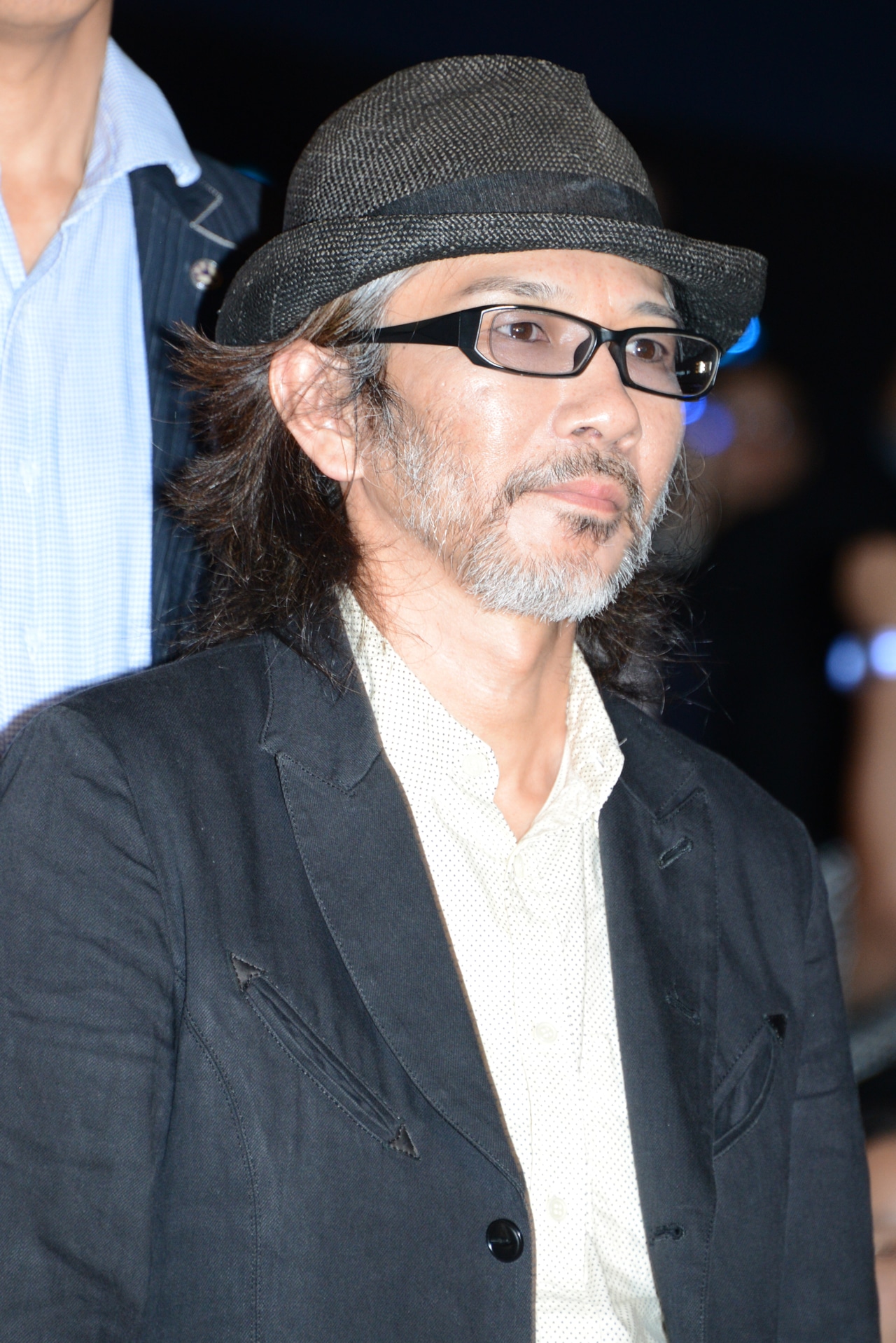 イシカワ役の咲野俊介。