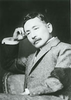 夏目漱石（写真提供：公益財団法人 日本近代文学館）