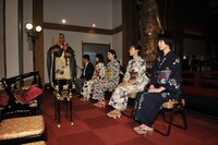 ヒット祈願する4姉妹。(c)2015 吉田秋生・小学館/「海街diary」製作委員会