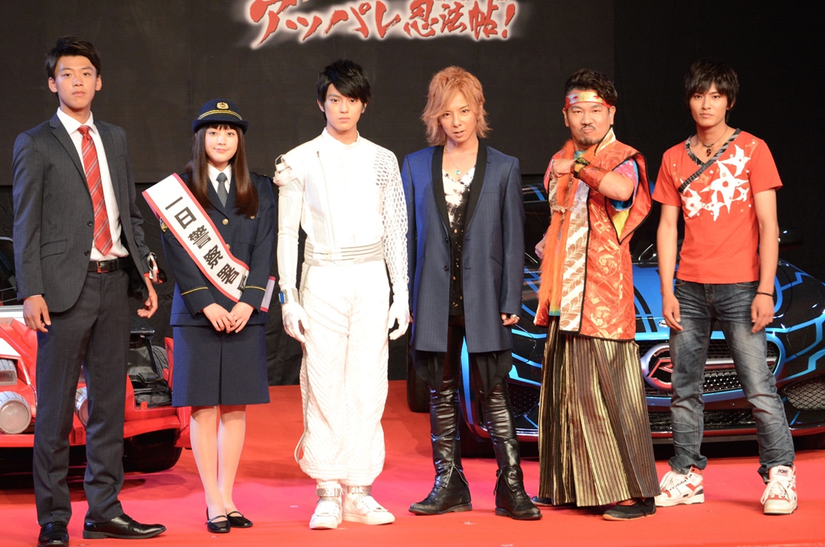 イベントの様子。左から竹内涼真、筧美和子、真剣佑、松岡充、藤本敏史、西川俊介。