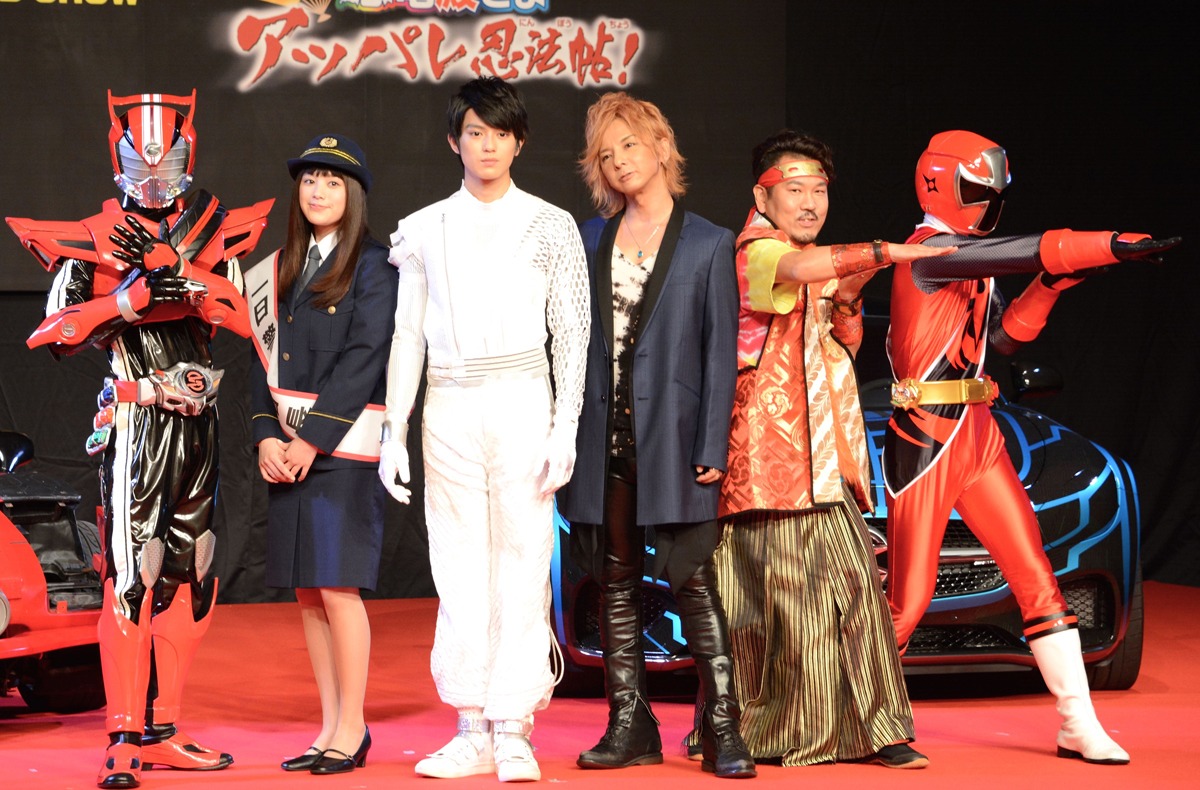 イベントの様子。左から仮面ライダードライブ、筧美和子、真剣佑、松岡充、藤本敏史、アカニンジャー。