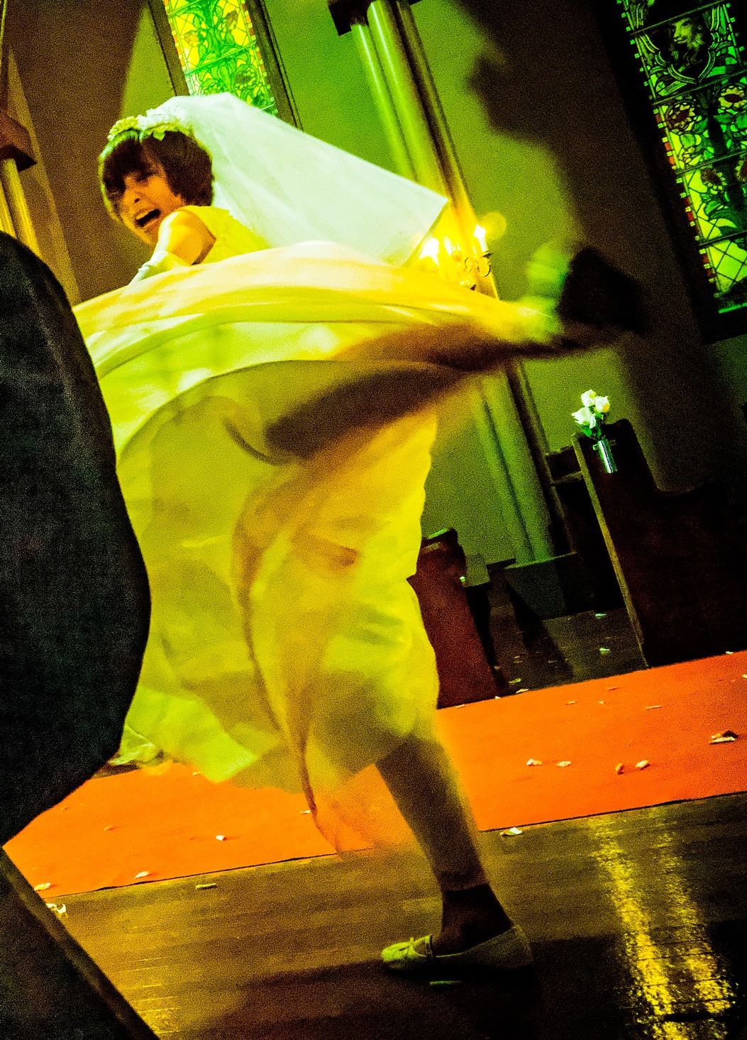 「リアル鬼ごっこ」より、回し蹴りをする篠田麻里子。(c)2015「リアル鬼ごっこ」学級委員会